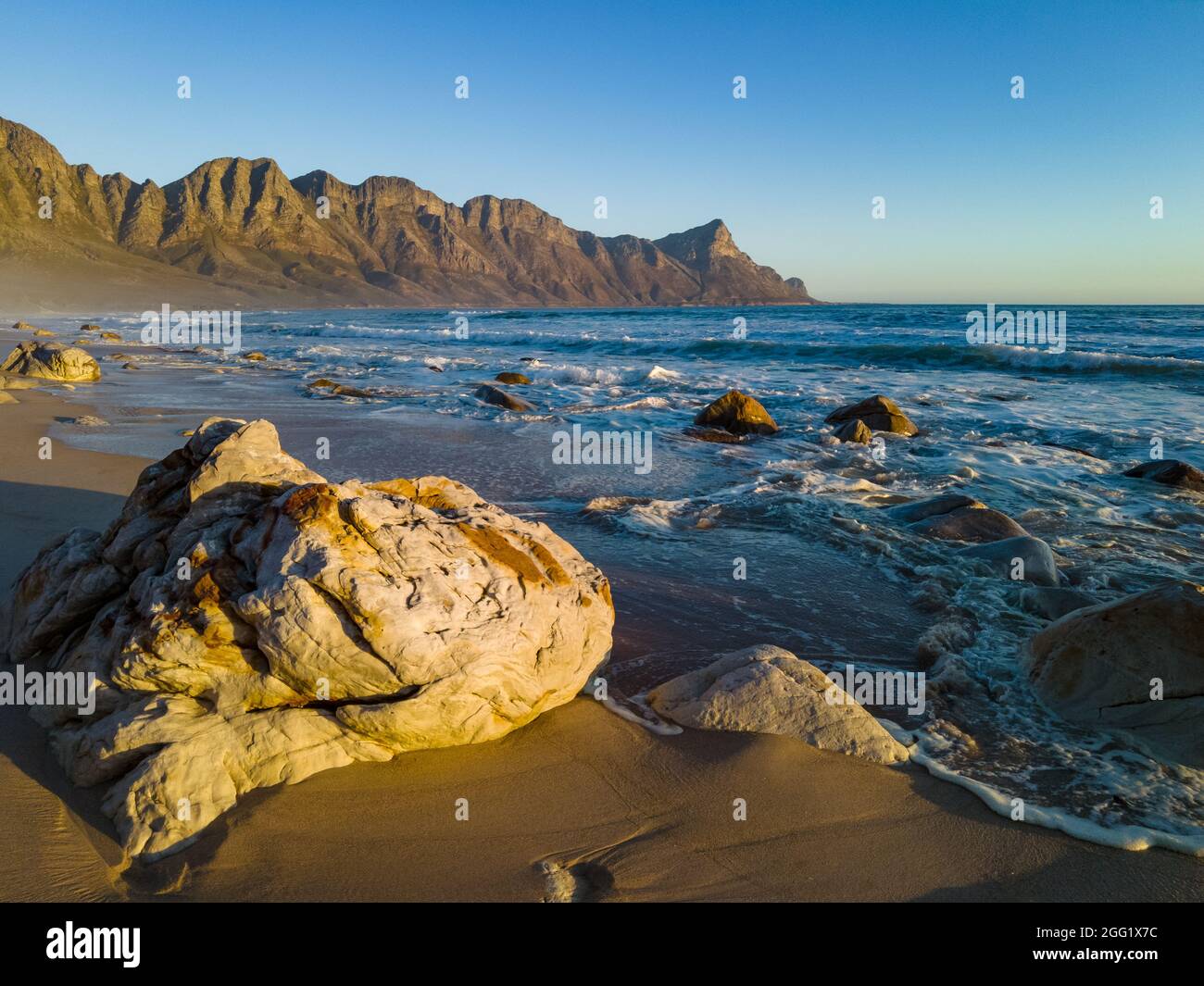 Blick auf die Kogelberg Mountains vom Kogelberg Beach entlang des Clarence Drive zwischen Gordon's Bay und Rooi-Els. False Bay. Westkap. Südafrika Stockfoto