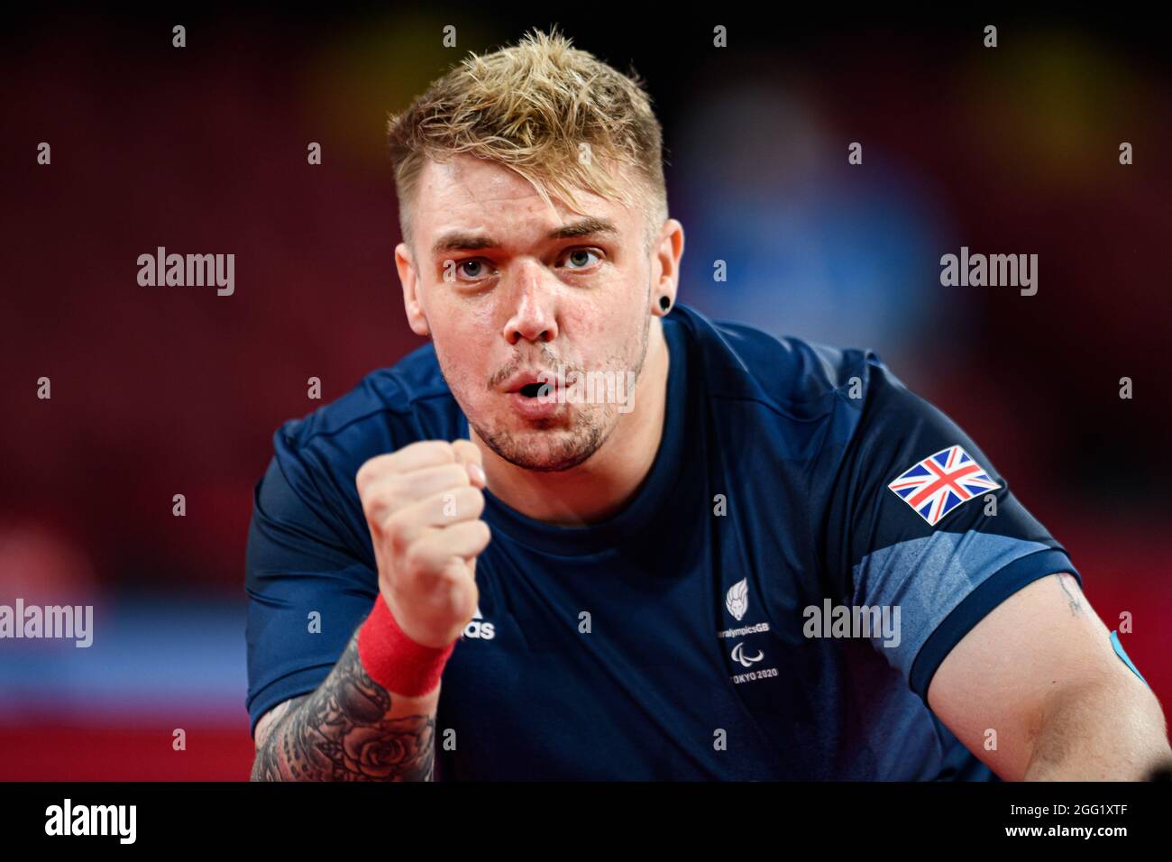 TOKIO, JAPAN. August 2021. Jake Hunter Spivey aus Großbritannien tritt im Halbfinale der Männer in der Klasse 7 2 gegen Valentin Baus aus aus aus Deutschland beim Tischtennis-QF SM und den Finals der Paralympischen Spiele Tokio 2020 im Olympiastadion am Samstag, 28. August 2021 in TOKIO, JAPAN, an. Kredit: Taka G Wu/Alamy Live Nachrichten Stockfoto