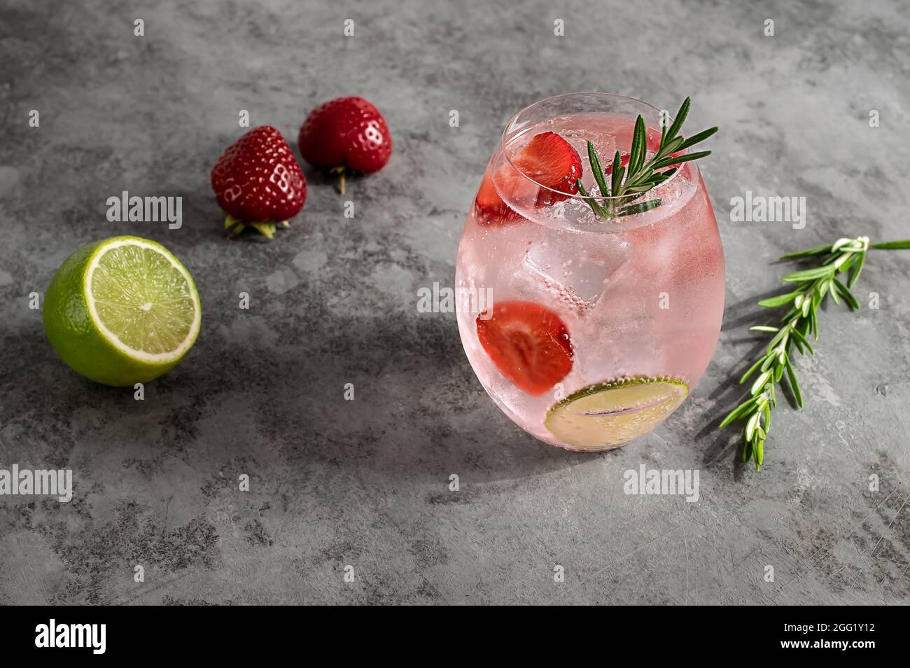 Premium Pink Gin mit Erdbeere, Limette und Rosmarin. Stockfoto