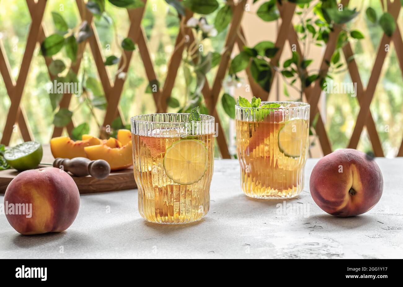 Zwei Gläser mit hausgemachtem Pfirsich-Eistee oder Limonade mit Minze. Stockfoto