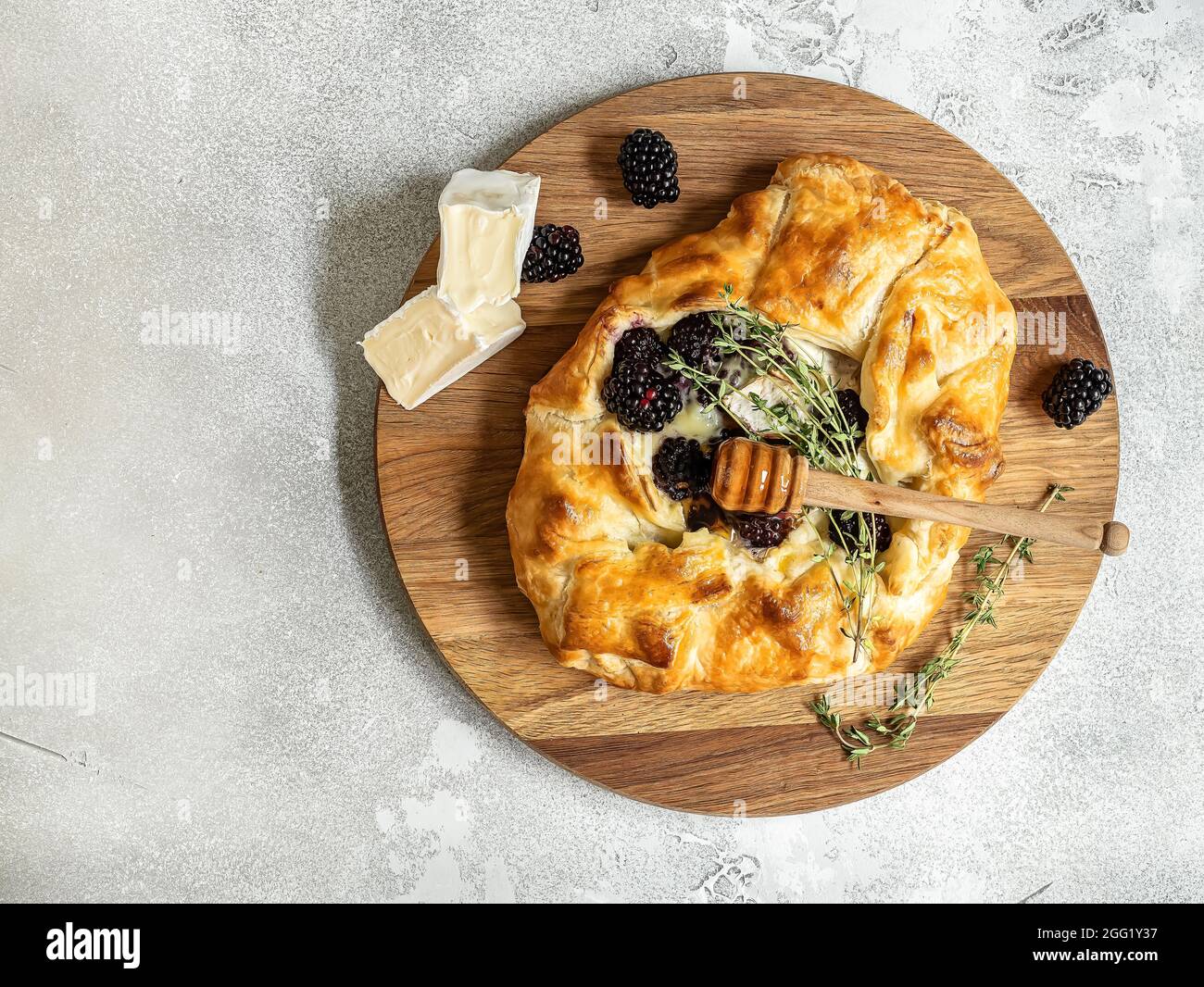 Gebackener Brie-Käse und Brombeer-Tortengalette mit Thymian und Honig. Stockfoto