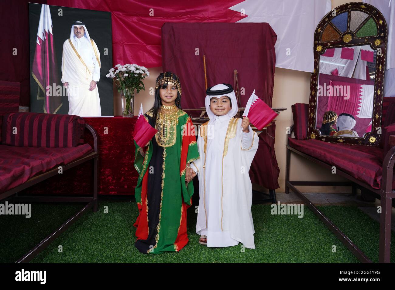 Katarische Kinder mit traditioneller Kleidung-KATAR Stockfoto