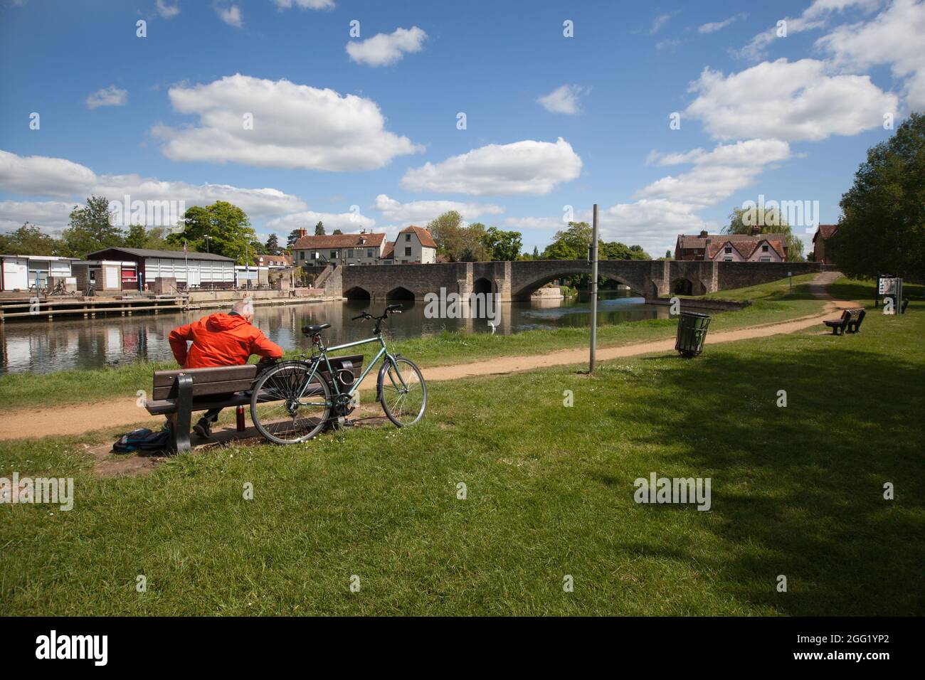Abingdon, Oxfordshire, UK 05 14 2020 EIN Radfahrer ruht an der Themse in Abingdon, Oxfordshire, UK Stockfoto