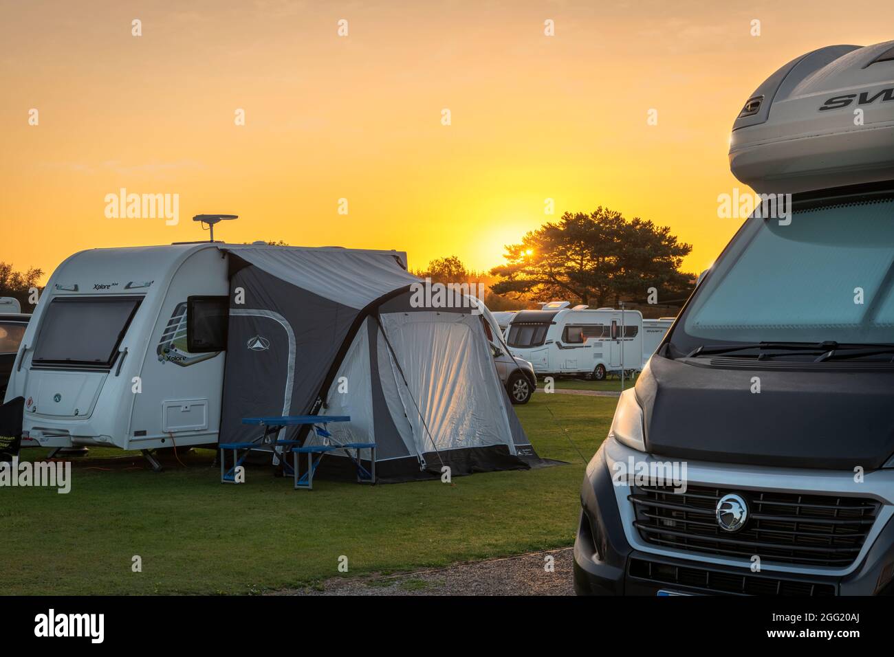 Exeter Racecourse, Devon, England. Samstag, 28. August 2021. Ein cooler, aber heller Start in das Feiertagswochenende in Exeter. Angesichts der alarmierenden Zunahme der Fälle von Covid-19 im Südwesten Englands strömen die Besucher immer noch nach Devon und Cornwall, wo die offiziellen und „Pop-up“-Campingplätze voll ausgelastet sind. Quelle: Terry Mathews/Alamy Live News Stockfoto