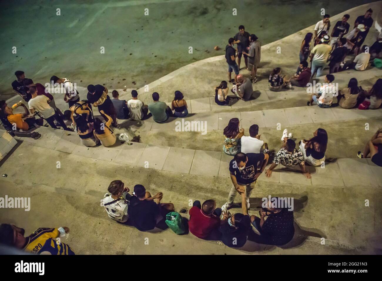 Während der Festa Major de Sants wurden die Menschen in kleinen Gruppen im Park geteilt.das traditionelle Fest "Festa Major de Sants" im Stadtteil Sants in Barcelona, eine riesige Menschenmenge, die im Hauptpark des Viertels, Parque de la España Industrial (Park of Industrial Spain), trank, Danach verdrängte die Polizei die Menge aus dem Park. (Foto von Thiago Prudencio / SOPA Images/Sipa USA) Stockfoto