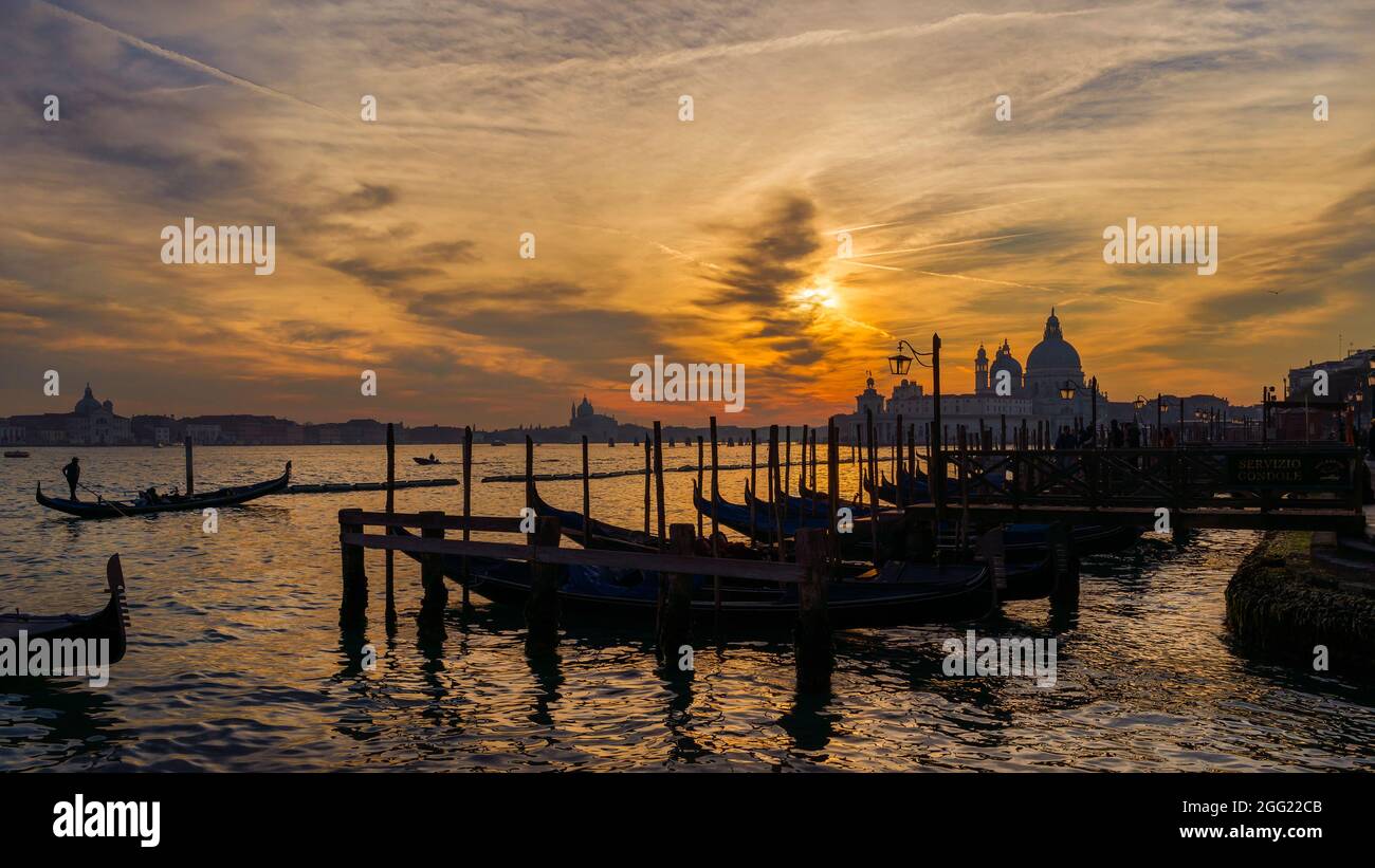 Wunderschöner Sonnenuntergang über der Lagune von Venedig mit Gondeln Stockfoto