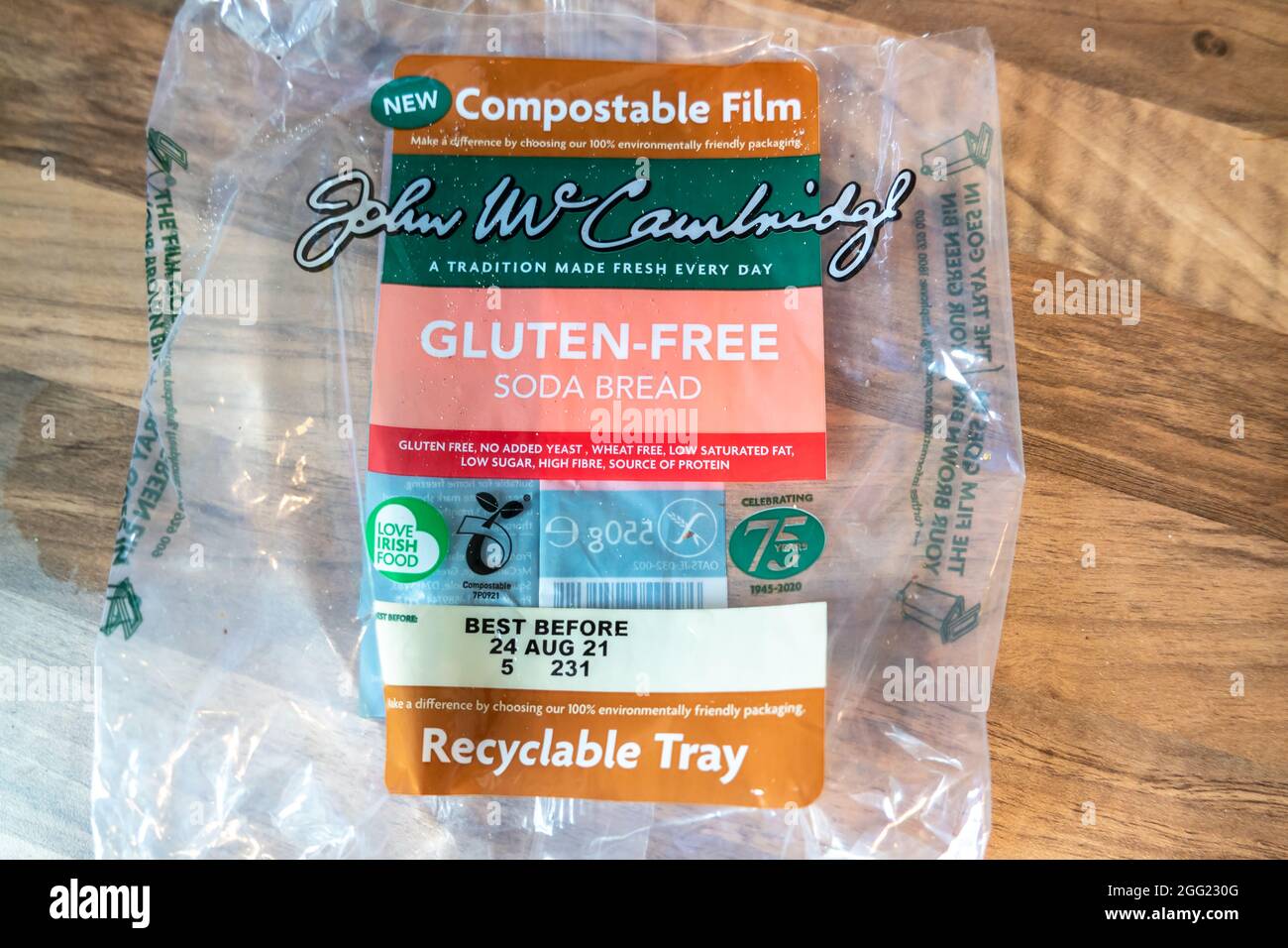 DONEGAL, IRLAND - AUGUIST 24 2021 : John W Cambridge verwendet kompostierbare Filme für Verpackungen. Stockfoto
