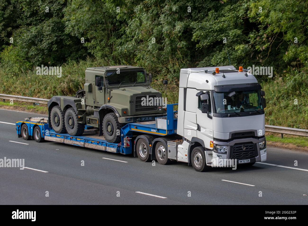 Militärfahrzeuge der britischen Armee die Traktoreinheit fährt auf der Autobahn M6 in Großbritannien Stockfoto