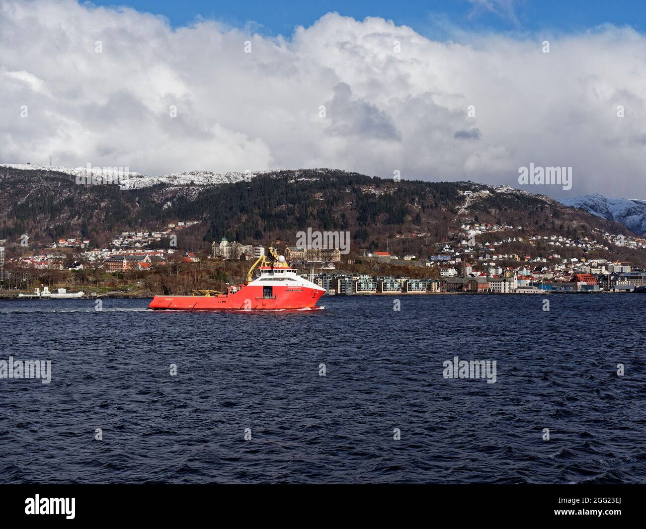 Die Normand Prosper ist ein Offshore-Versorgungsschiff für die Öl- und Gasindustrie auf dem Weg zum Hafen von Bergen. Stockfoto