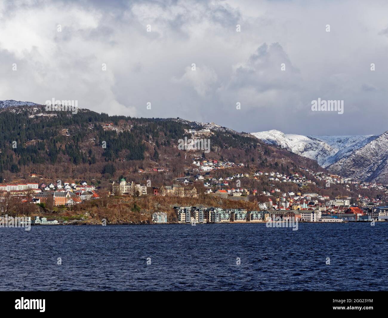 Die schneebedeckten Berge rund um die norwegische Stadt Bergen an einem winterlichen Tag im April. Stockfoto