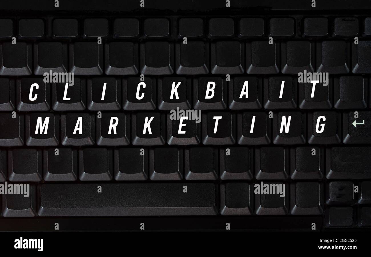Nahaufnahme einer Tastatur mit leeren Tasten und Text Clickbait Marketing. Clickbait ist eine Methode, um Benutzer dazu zu verleiten, auf einen Beitrag im Internet zu klicken Stockfoto