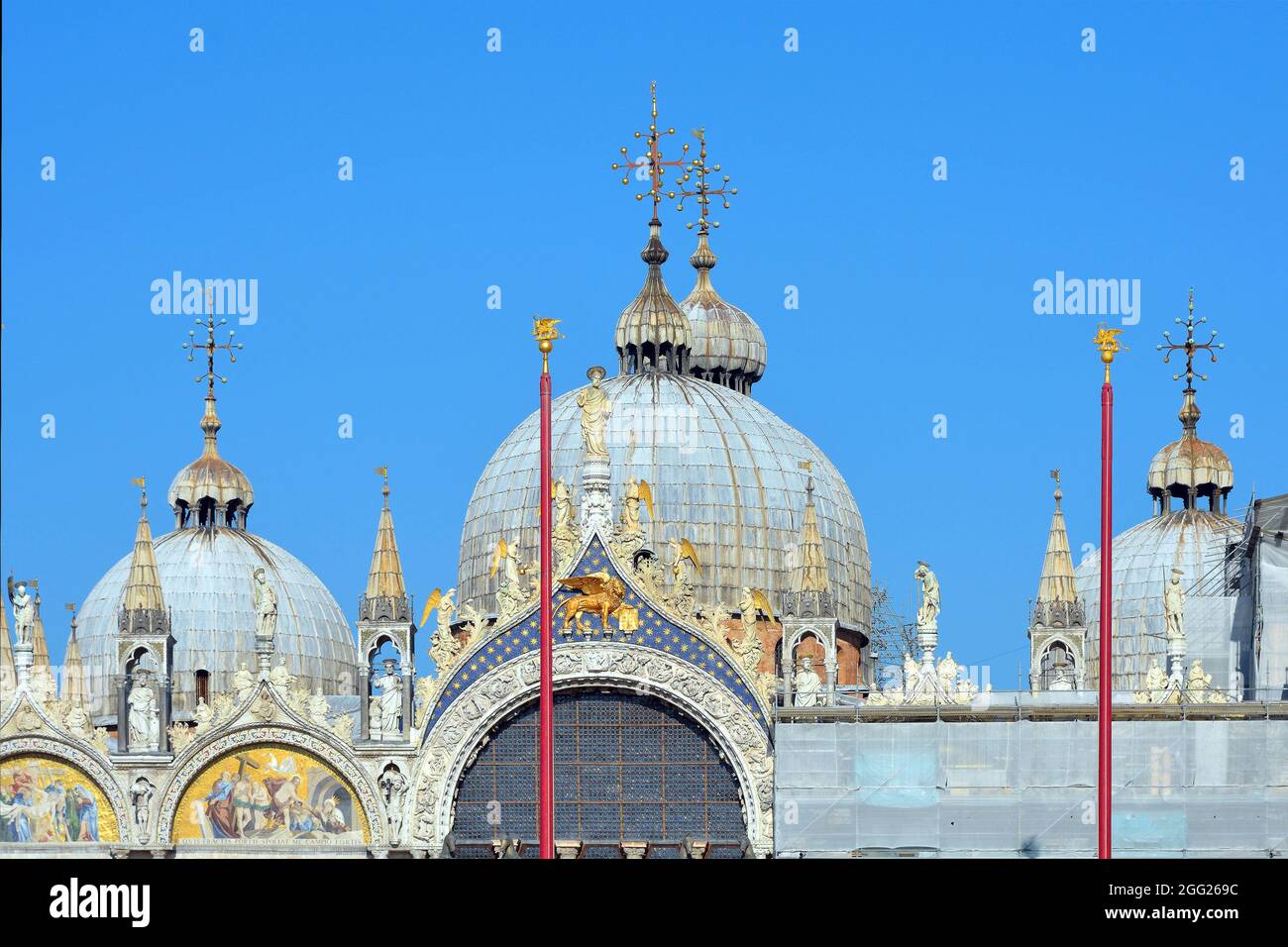 Detail der Fassade der Markusbasilika von Venedig - Italien. Stockfoto