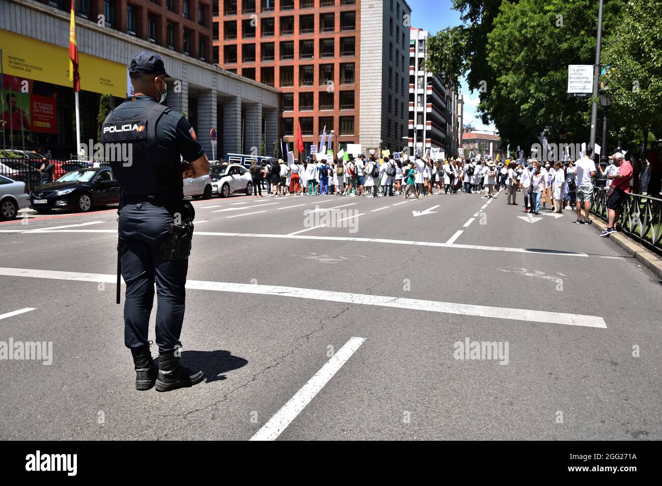 Polizist bei der Demonstration von Medizinern, die gegen eine inkompetente Managementpolitik des Gesundheitsministeriums protestierten. Spanien, Madrid im Juni 2021. Stockfoto