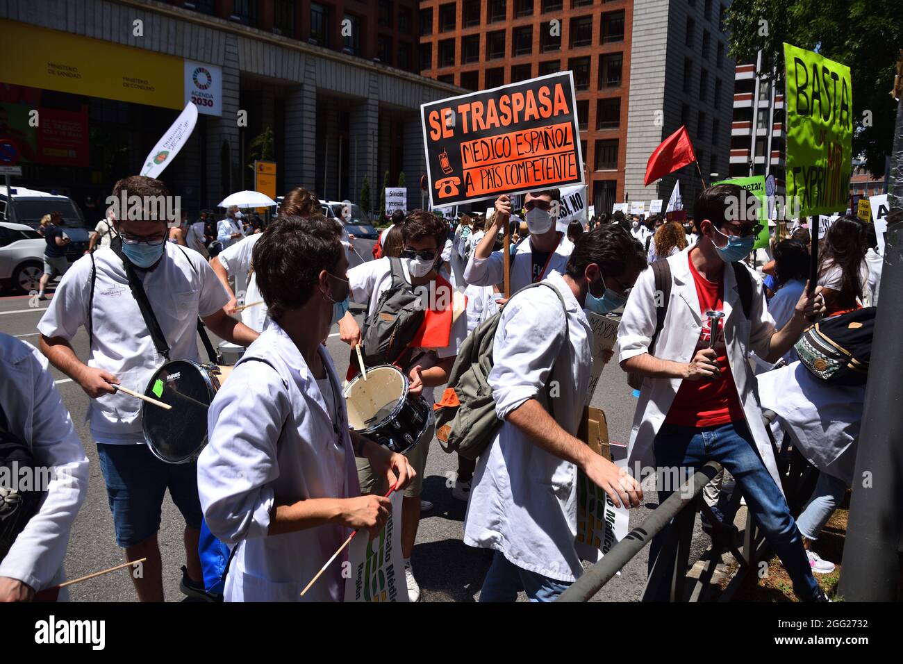 Demonstration von Medizinern, die gegen eine inkompetente Managementpolitik des Gesundheitsministeriums protestieren. Spanien, Madrid im Juni 2021. Stockfoto