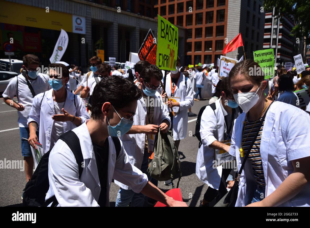 Demonstration von Medizinern, die gegen eine inkompetente Managementpolitik des Gesundheitsministeriums protestieren. Spanien, Madrid im Juni 2021. Stockfoto