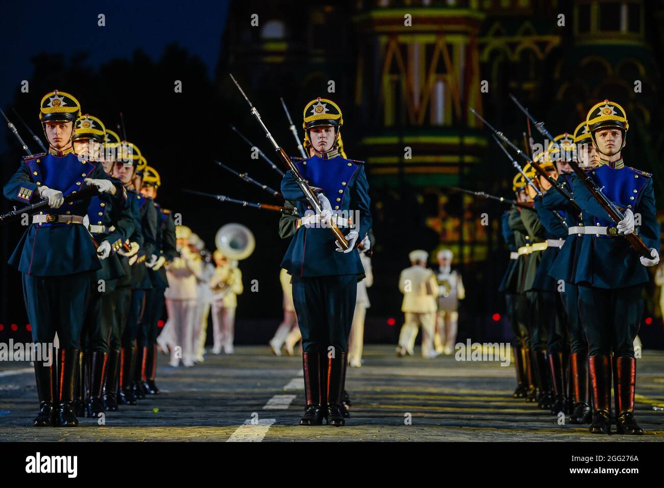 Moskau, Russland. August 2021. Militärangehöriger der Ehrengarde des Präsidialregiments treten während der Eröffnung des Internationalen Militärmusikfestivals „Spasskaya-Turm“ am 27. August 2021 in Moskau, Russland, auf. Das jährliche Militärmusikfestival wurde am Freitag auf dem Roten Platz in Moskau eröffnet und läuft bis zum 5. September. Quelle: Evgeny Sinitsyn/Xinhua/Alamy Live News Stockfoto