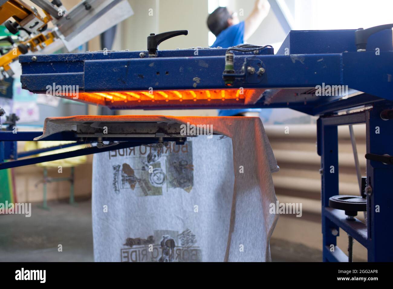 Trockenofen für Siebdruck Siebdruck Siebdruck bei Kleidung Werk Stockfoto