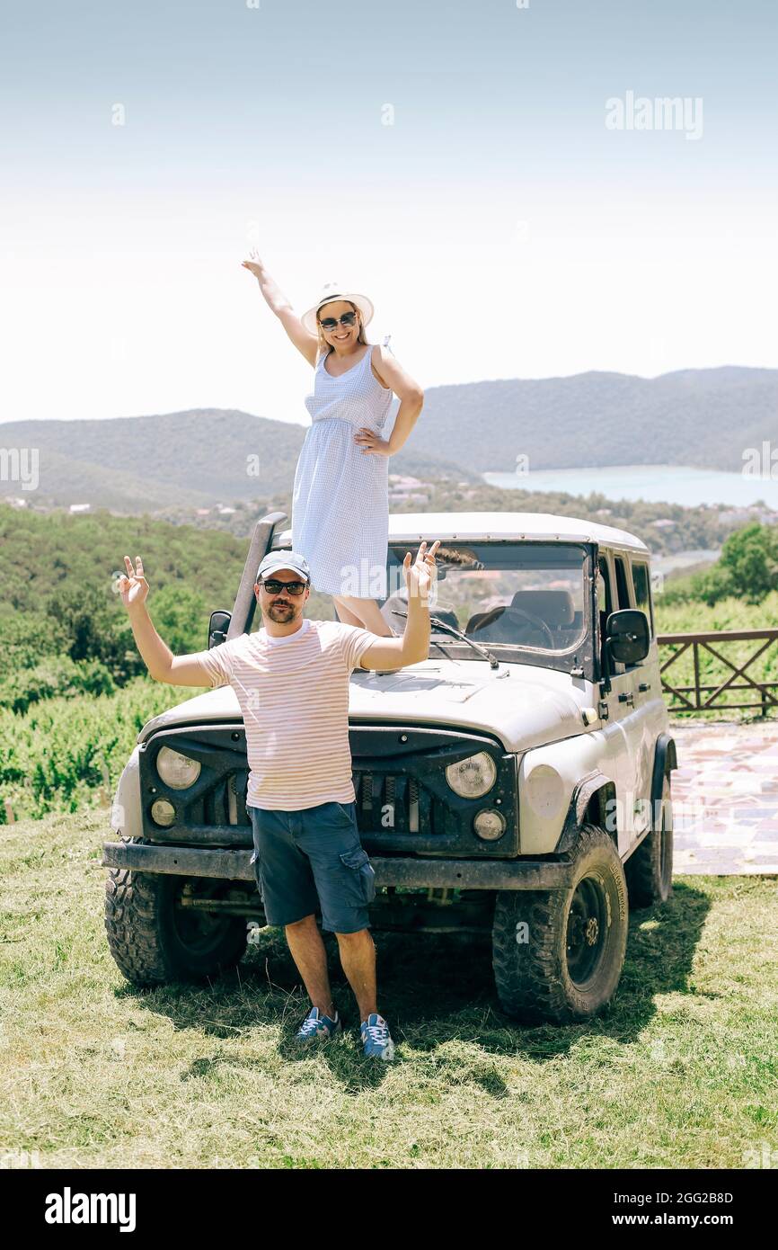 Fröhliches Paar in der Liebe genießen Flitterwochen Reise erkunden im Cabrio Jeep Vermietung, lächelnde Mann und Frau verbringen aktiven Urlaub zusammen fahren Stockfoto