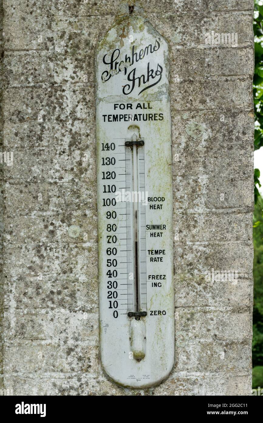 Antike große Stephens Tinten Werbe-Thermometer an einer Außenwand, Großbritannien Stockfoto