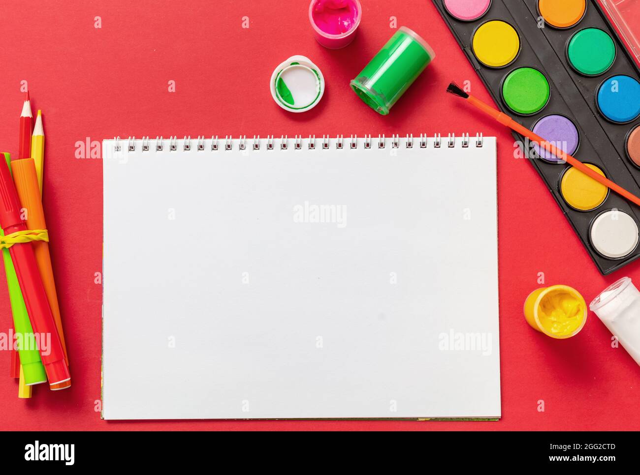Schule liefert flach legen. Schreibwaren auf rotem Hintergrund, Draufsicht. Bildung, Back to School, Kinder Kreativität Konzept Stockfoto
