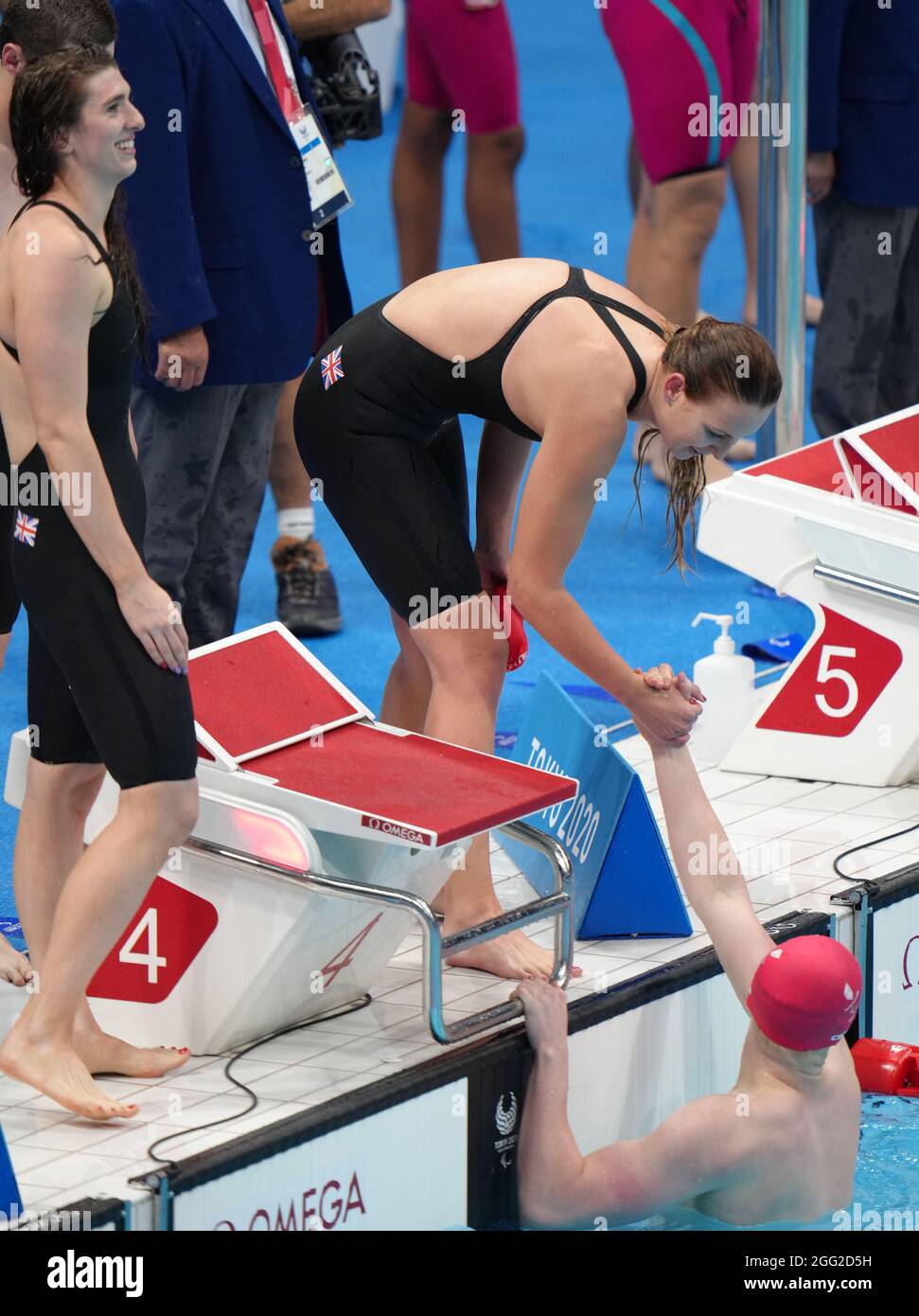 Der britische Jordan Catchpole feiert mit Bethany Firth und Jessica-Jane Applegate, nachdem er während des Mixed 4x100 m Freestyle - S14 Finales im Tokyo Aquatics Center am vierten Tag der Paralympischen Spiele in Tokio 2020 in Japan Gold gewollt hat. Bilddatum: Samstag, 28. August 2021. Stockfoto