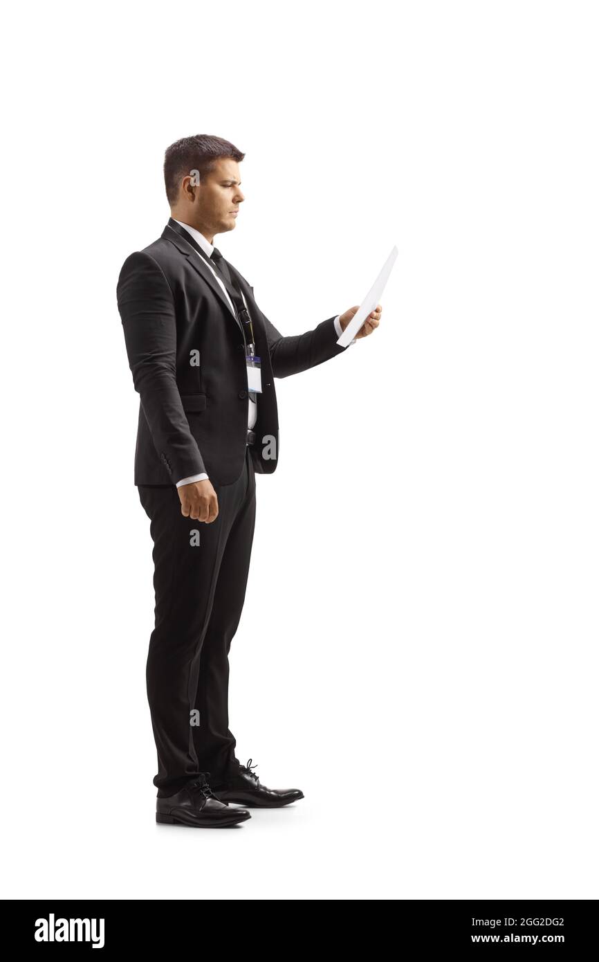 Ganzkörperaufnahme eines Geschäftsmannes, der ein Papierdokument auf weißem Hintergrund liest Stockfoto