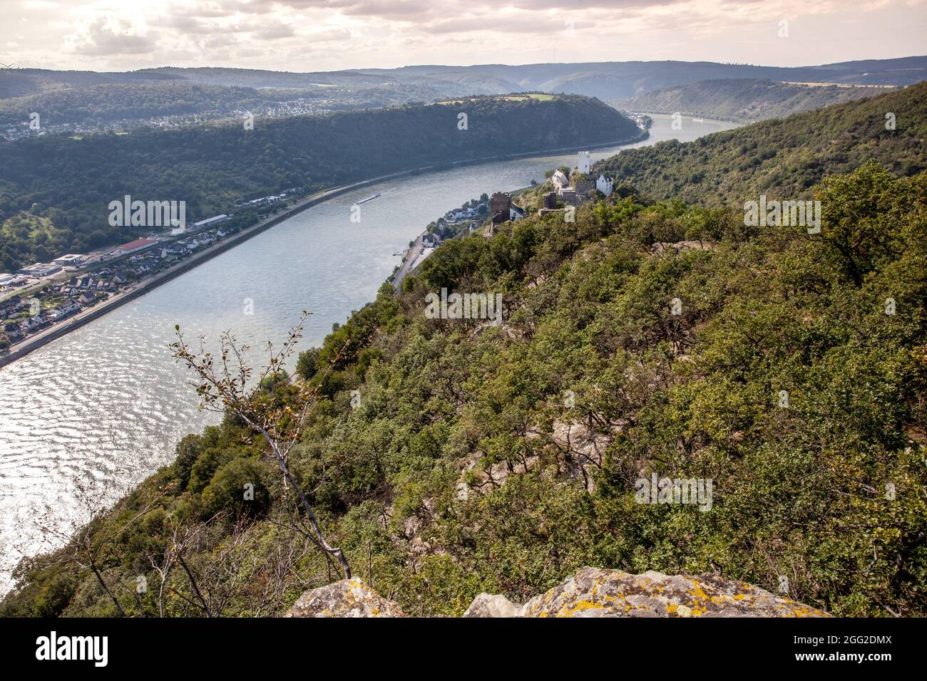 Rheintal Landschaft Blick auf die feindseligen Brüder Schlösser Sterrenberg und Liebenstein in Kamp-Bornhofen Stockfoto