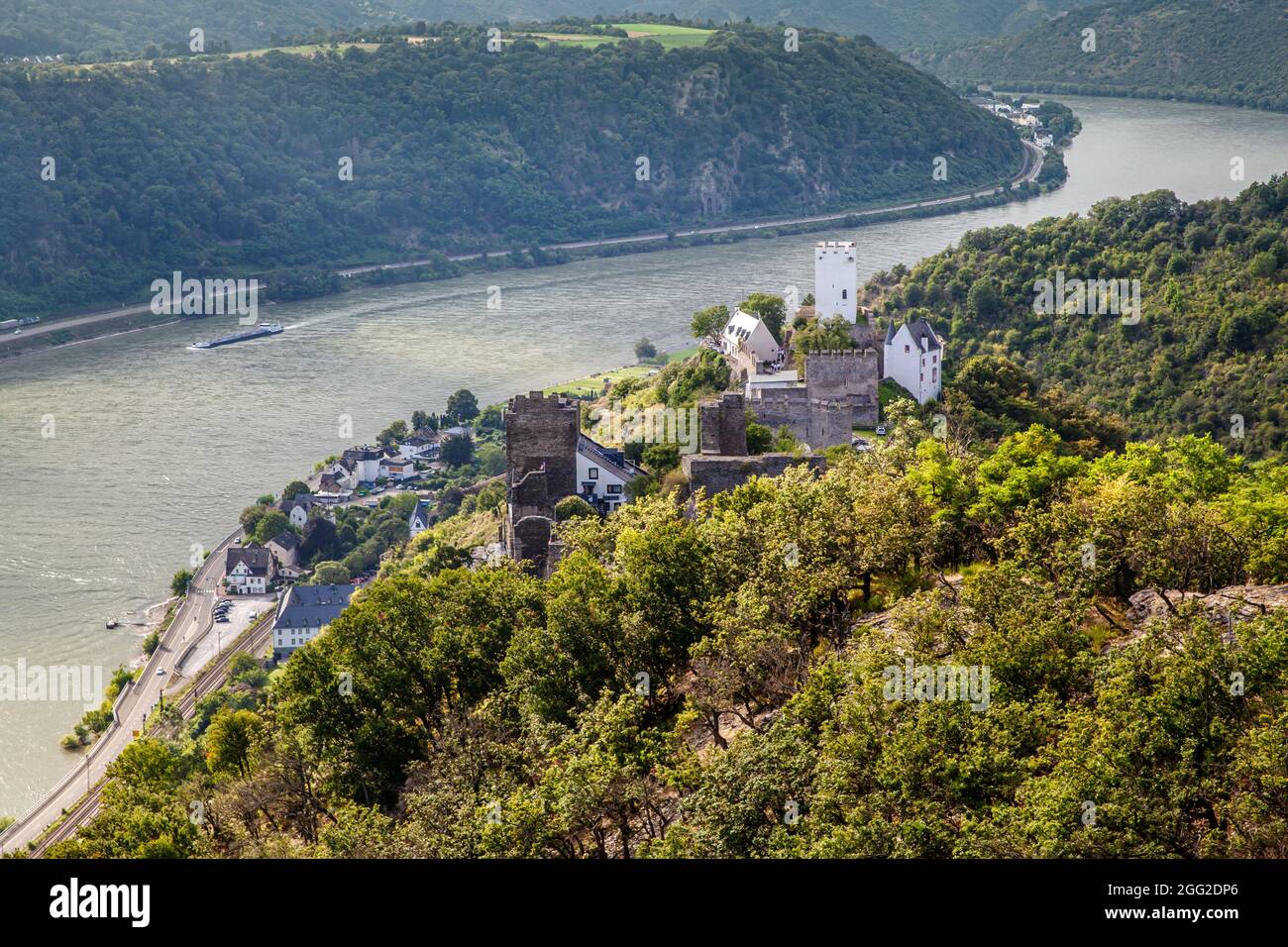 Rheintal Landschaft Blick auf die feindseligen Brüder Schlösser Sterrenberg und Liebenstein in Kamp-Bornhofen Stockfoto