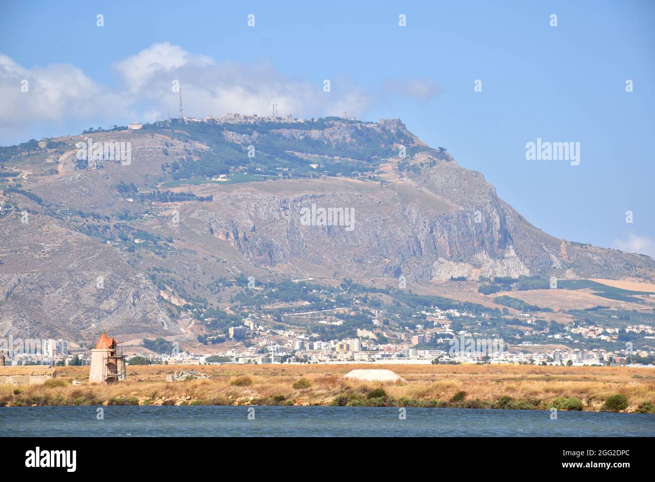 Mount Erice von der Saline von Trapani aus gesehen, Sizilien, Italien Stockfoto