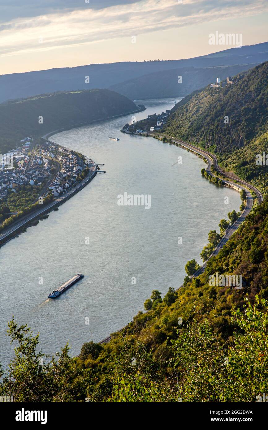 Rheintal Landschaft Blick auf die feindseligen Brüder Schlösser Sterrenberg und Liebenstein in Kamp-Bornhofen und das Dorf Bad Salzig Stockfoto