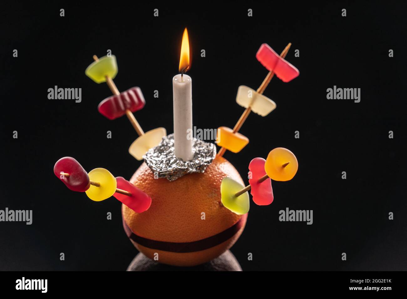 Orange Christingle ist ein symbolisches Objekt im Advent, Weihnachten und Epiphanie Dienstleistungen von vielen christlichen Konfessionen verwendet Stockfoto