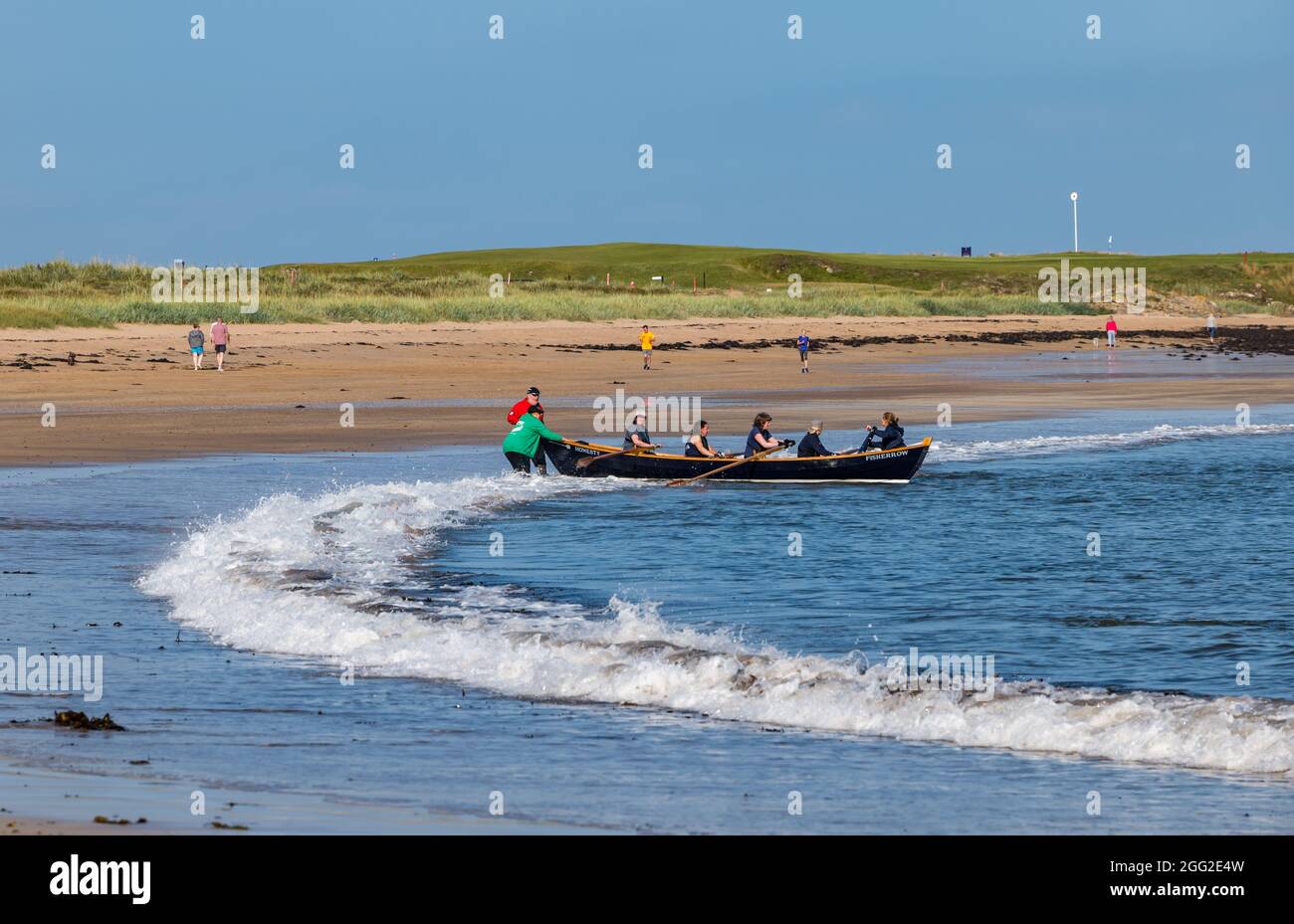 North Berwick, East Lothian, Schottland, Großbritannien 28. August 2021. Coastal Rowing Regatta: Die jährliche Veranstaltung, die letztes Jahr abgesagt wurde, findet in diesem Jahr in reduzierter Form statt, wobei nur sieben Vereine aus dem südlichen Teil des Firth of Forth teilnehmen. Im Bild: Skiffs in West Bay Stockfoto
