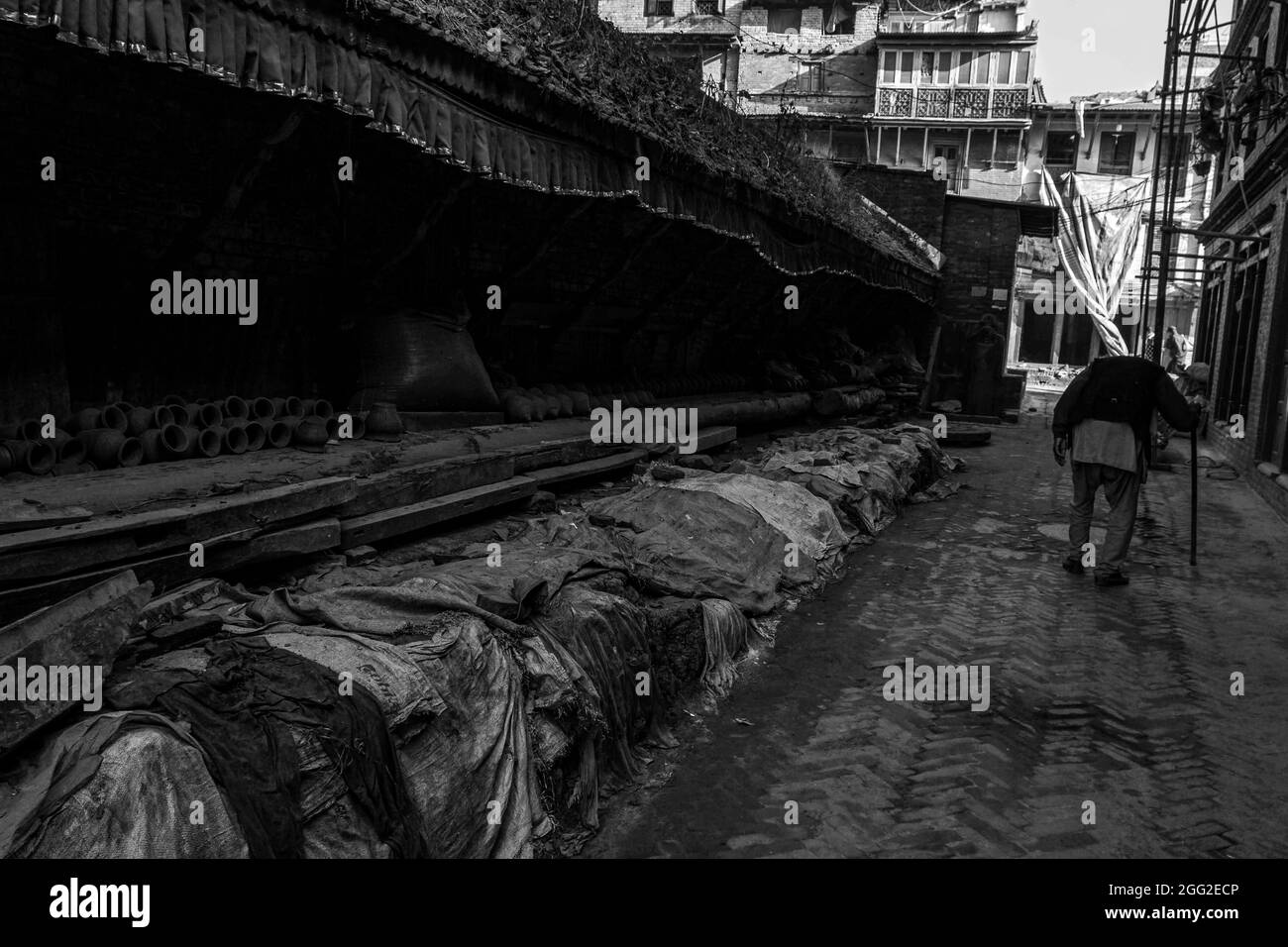 Ein älterer Mann besucht den Töpferplatz in Bhaktapur am Frühlingsmorgen. Stockfoto