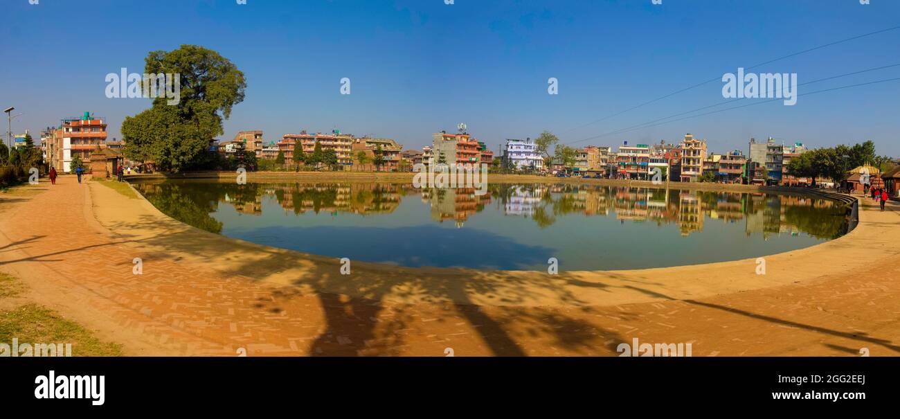 Panoramablick auf den Kamalbinayak Pond bei Bhaktapur während des schönen Frühlingmorgen. Stockfoto