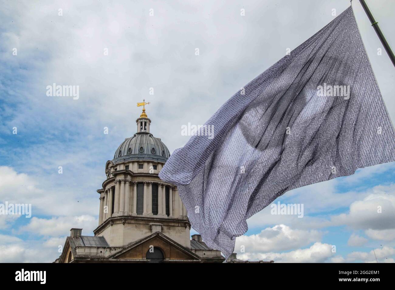 London UK 28. August 2021 im Rahmen des Greenwich & Docklands International Festival ist Dan Achers We Are Watching ein auffallendes Bild eines riesigen Auges, das auf einer monumentalen Flagge geflogen ist, bestehend aus tausenden digitalen Porträts, Beigetragen von Menschen aus 190 Ländern weltweit.die 10-stöckige Hochflagge soll eine klare Botschaft an die Staats- und Regierungschefs der Welt senden, die die Macht haben, Entscheidungen über den Klimawandel zu beeinflussen: Dass die Augen der Welt auf sie gerichtet sind. Wir beobachten, wie Greenwich vom 27. Bis 30. August vor der geplanten COP26 im Laufe dieses Jahres in Glasgow überflogen wird.Paul Quezada-Neiman/Alamy Stockfoto