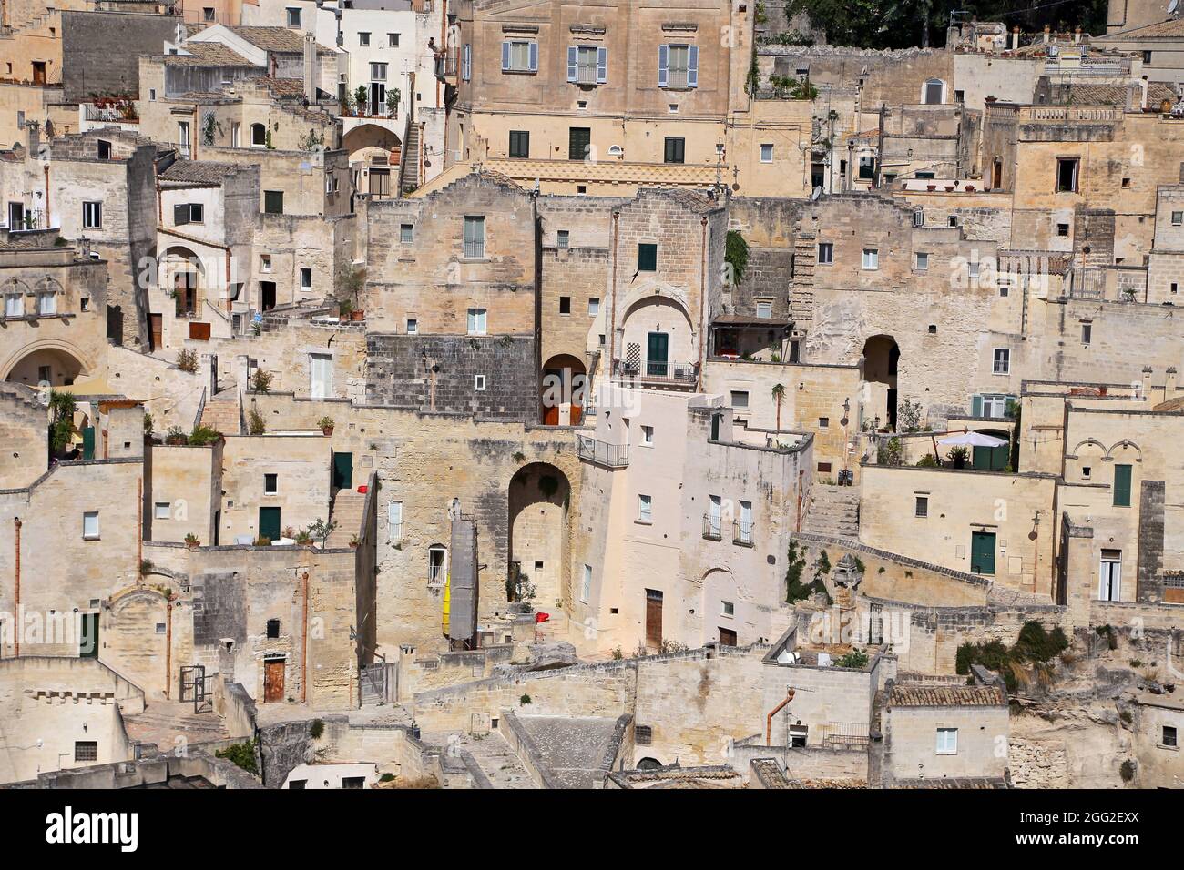 Miera, Italien - 17. August 2020: Blick auf die Sassi di Miera ein historisches Viertel in der Stadt Miera, bekannt für ihre alten Höhlenwohnungen. B Stockfoto