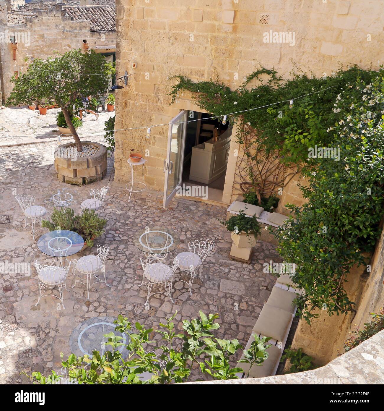 Miera, Italien - 17. August 2020: Blick auf die Sassi di Miera ein historisches Viertel in der Stadt Miera, bekannt für ihre alten Höhlenwohnungen. B Stockfoto