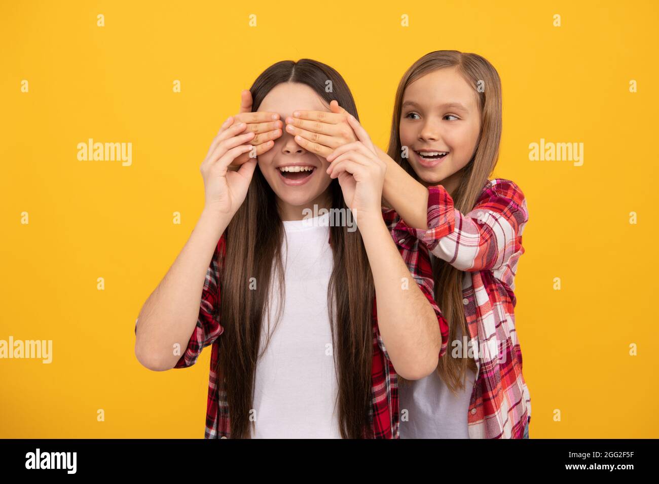 Guess Who. Fröhliche Kinder, die Spaß haben. Weibliche Modeltanz. Stockfoto