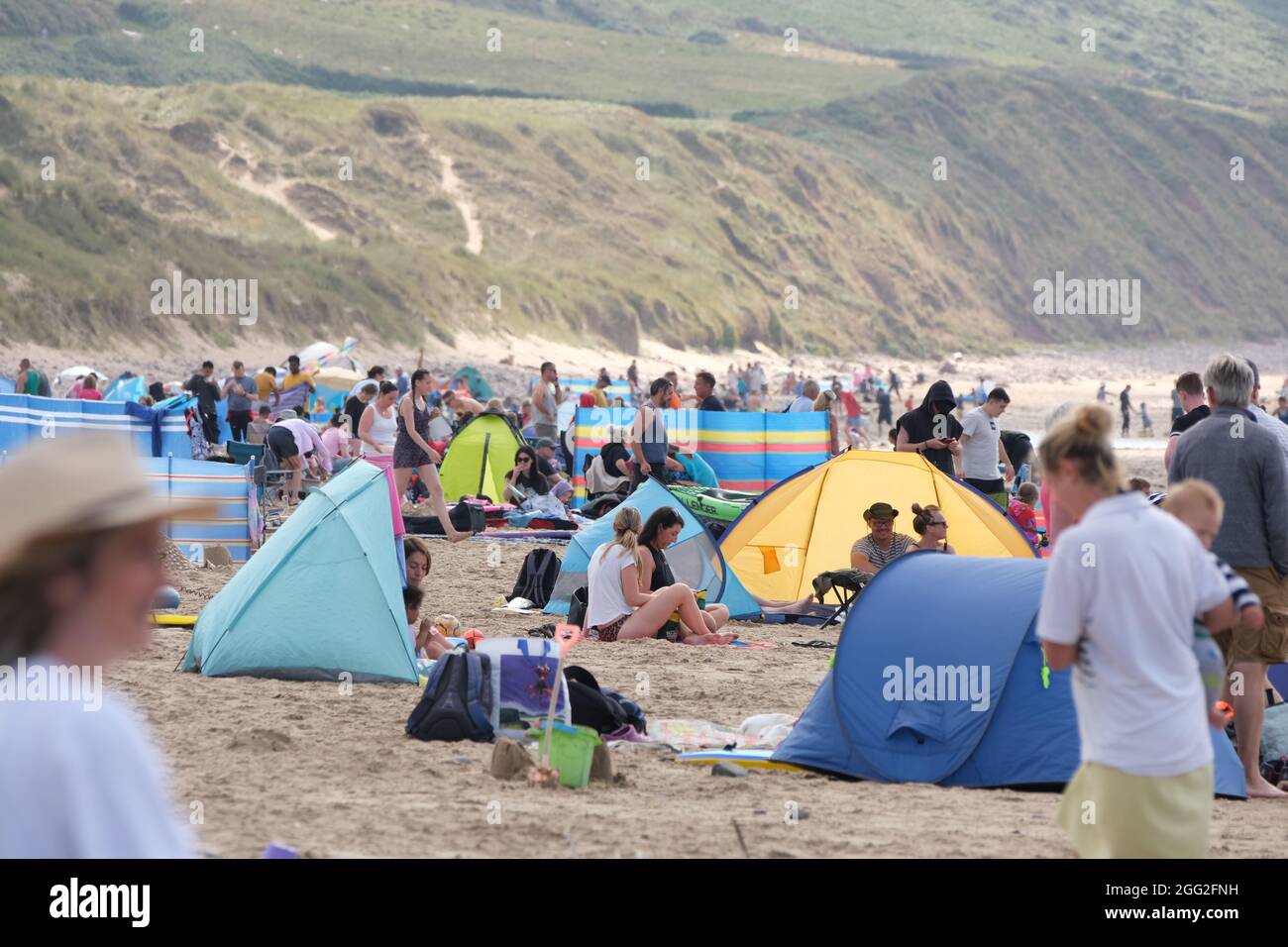 Gower, Swansea, Großbritannien. August 2021. Wetter in Großbritannien. Staycation UK: Strandgänger genießen die Sonne von Wand zu Wand am Llangennith Strand auf der Gower Halbinsel. Für den Rest des Feiertagswochenendes wird eine ähnliche Geldstrafe erwartet. Kredit: Gareth Llewelyn/Alamy Live Nachrichten Stockfoto