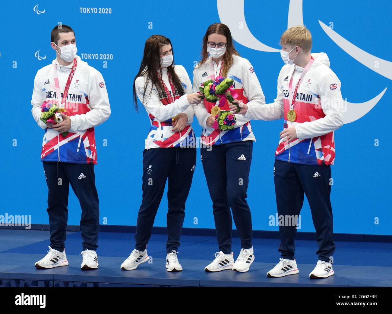 Die britische Reece Dunn, Jordan Catchpole, Bethany Firth und Jessica-Jane Applegate feiern, nachdem sie am vierten Tag der Paralympischen Spiele in Tokio 2020 Gold beim Mixed 4x100 m Freestyle - S14 Final im Tokyo Aquatics Center gewonnen haben. Bilddatum: Samstag, 28. August 2021. Stockfoto