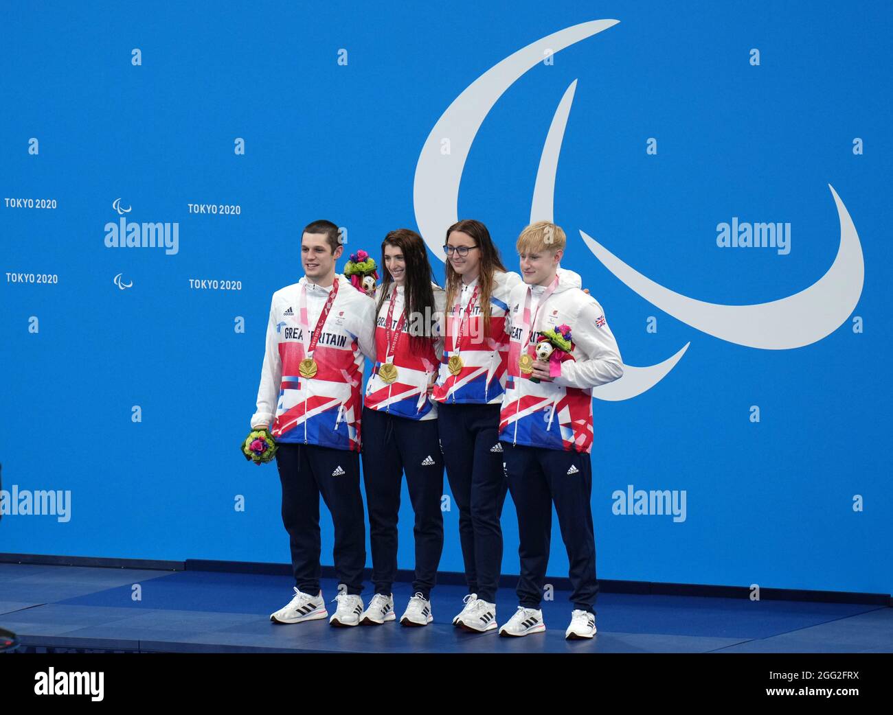 Die britische Reece Dunn, Jordan Catchpole, Bethany Firth und Jessica-Jane Applegate feiern, nachdem sie am vierten Tag der Paralympischen Spiele in Tokio 2020 Gold beim Mixed 4x100 m Freestyle - S14 Final im Tokyo Aquatics Center gewonnen haben. Bilddatum: Samstag, 28. August 2021. Stockfoto