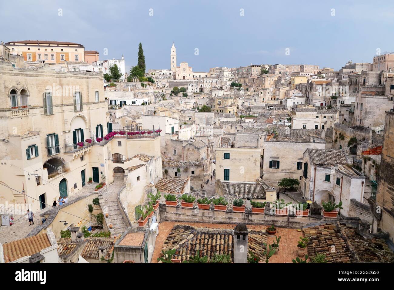 Miera, Italien - 17. August 2020: Blick auf die Sassi di Miera ein historisches Viertel in der Stadt Miera, bekannt für ihre alten Höhlenwohnungen. B Stockfoto