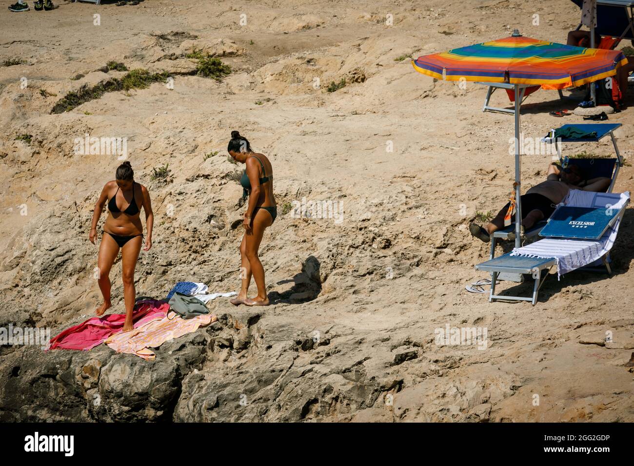 Lampedusa, Italien. August 2021. Eine ganz andere Kultur erwartet die Migranten nur 300 Meter von ihrem Landepunkt entfernt. Am 28. August 2021 wurden etwa 400 Migranten verschiedener nationaler Herkunft von Elementen der italienischen Küstenwache zum Hafen von Lampedusa gebracht (Foto: John Rudoff/Sipa USA) Quelle: SIPA USA/Alamy Live News Stockfoto