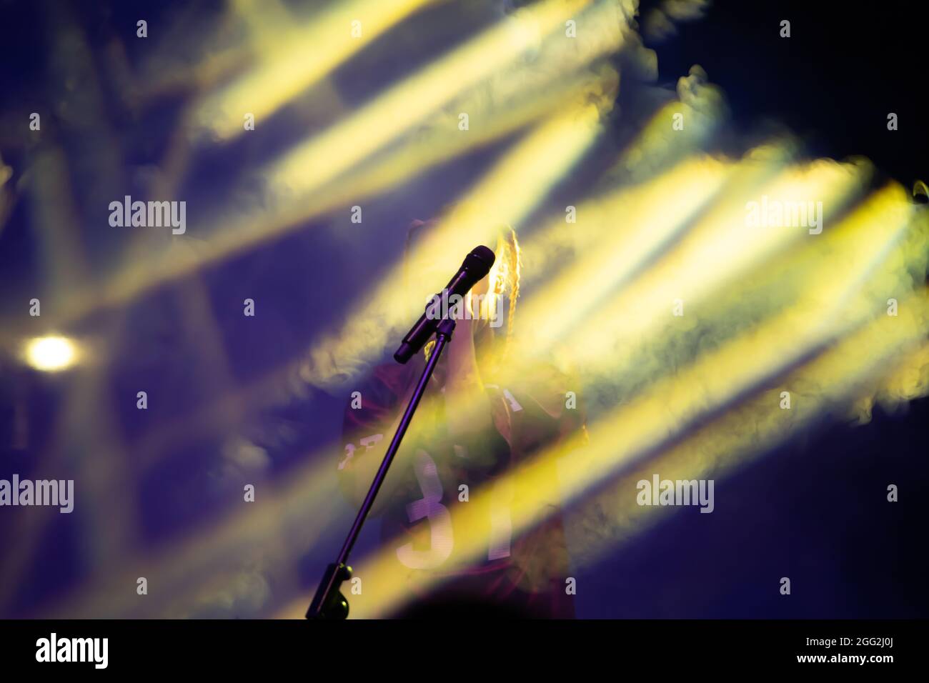 Mikrofon in Bühnenbeleuchtung mit farbigen Scheinwerfern und Rauch. Konzert- und Theaterszene Stockfoto