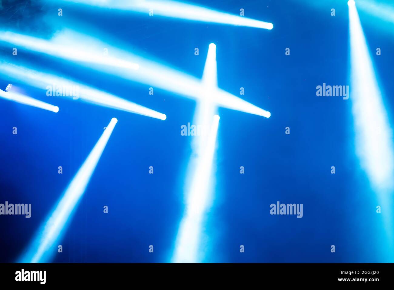 Bühnenbeleuchtung mit farbigen Scheinwerfern und Rauch. Konzert- und Theaterszene Stockfoto