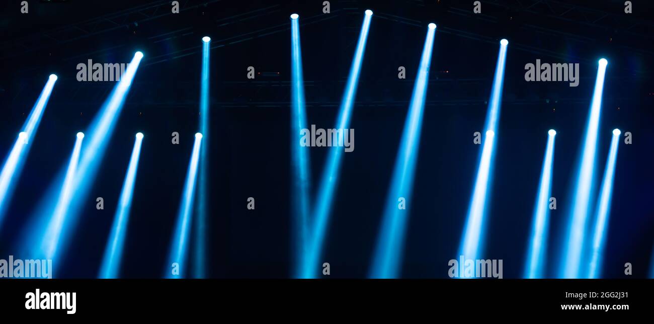 Banner mit bunten Bühnenlichtern und Rauch. Konzert- und Theaterszene Stockfoto