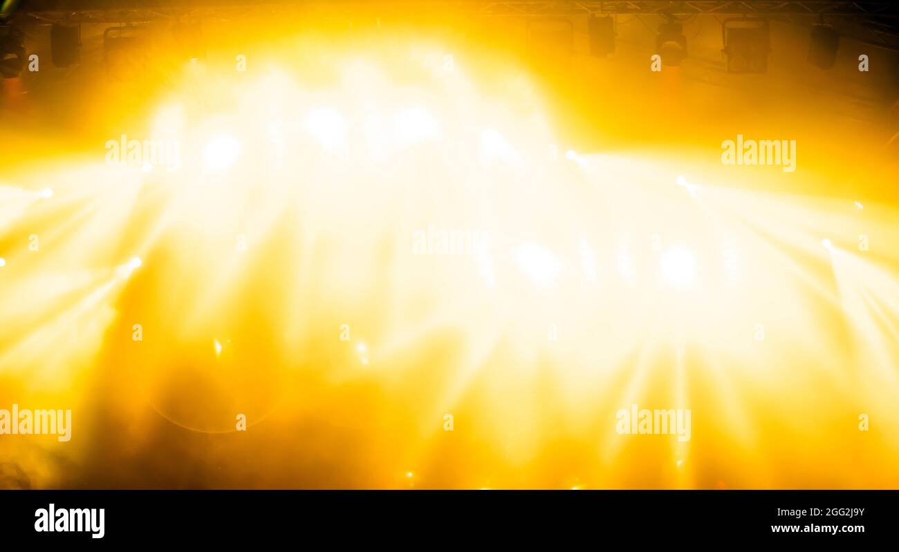 Banner mit bunten Bühnenlichtern und Rauch. Konzert- und Theaterszene Stockfoto