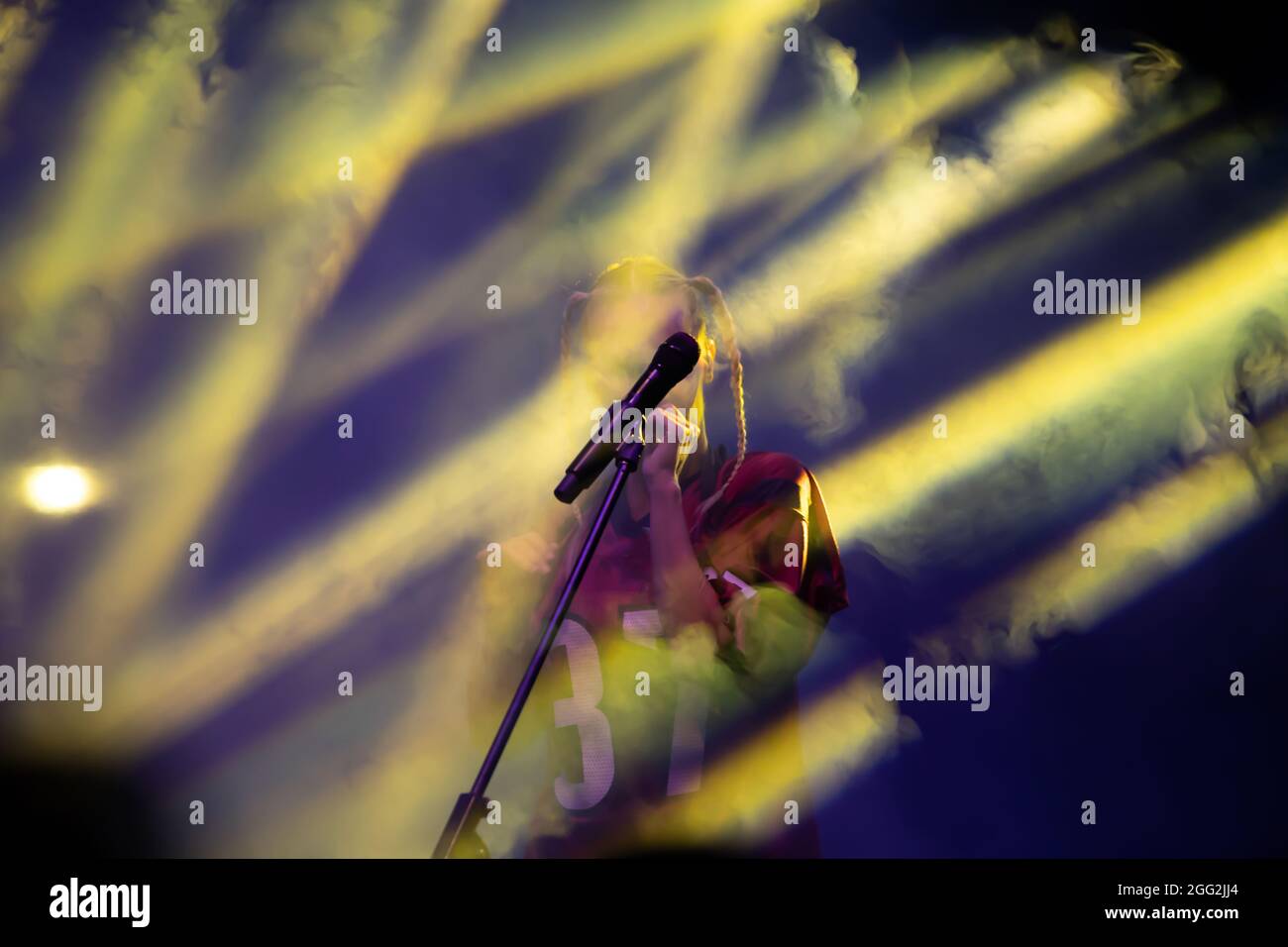 Mikrofon in Bühnenbeleuchtung mit farbigen Scheinwerfern und Rauch. Konzert- und Theaterszene Stockfoto