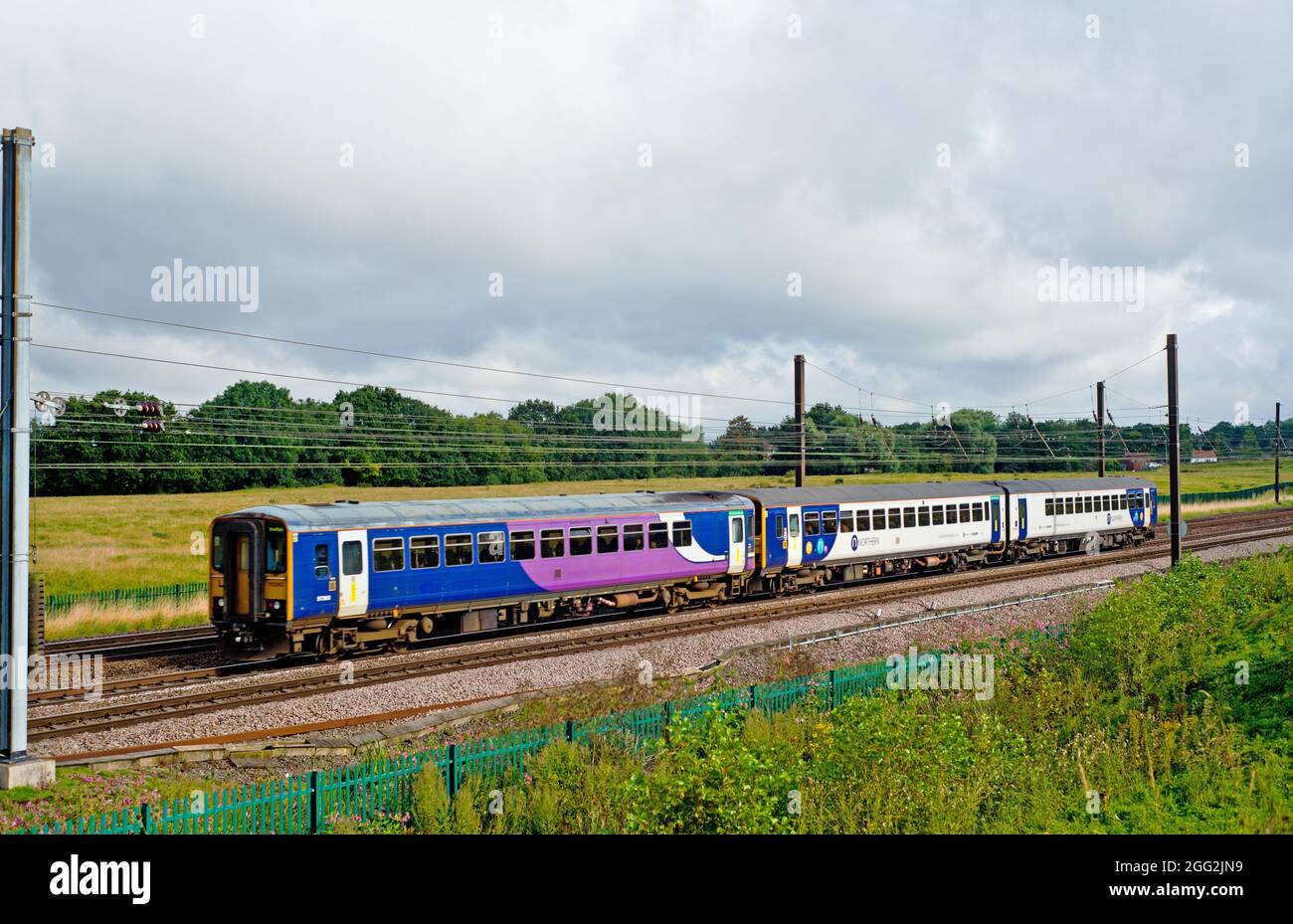 Northern Sprinter Zug in Askham Bar Richtung York, England Stockfoto