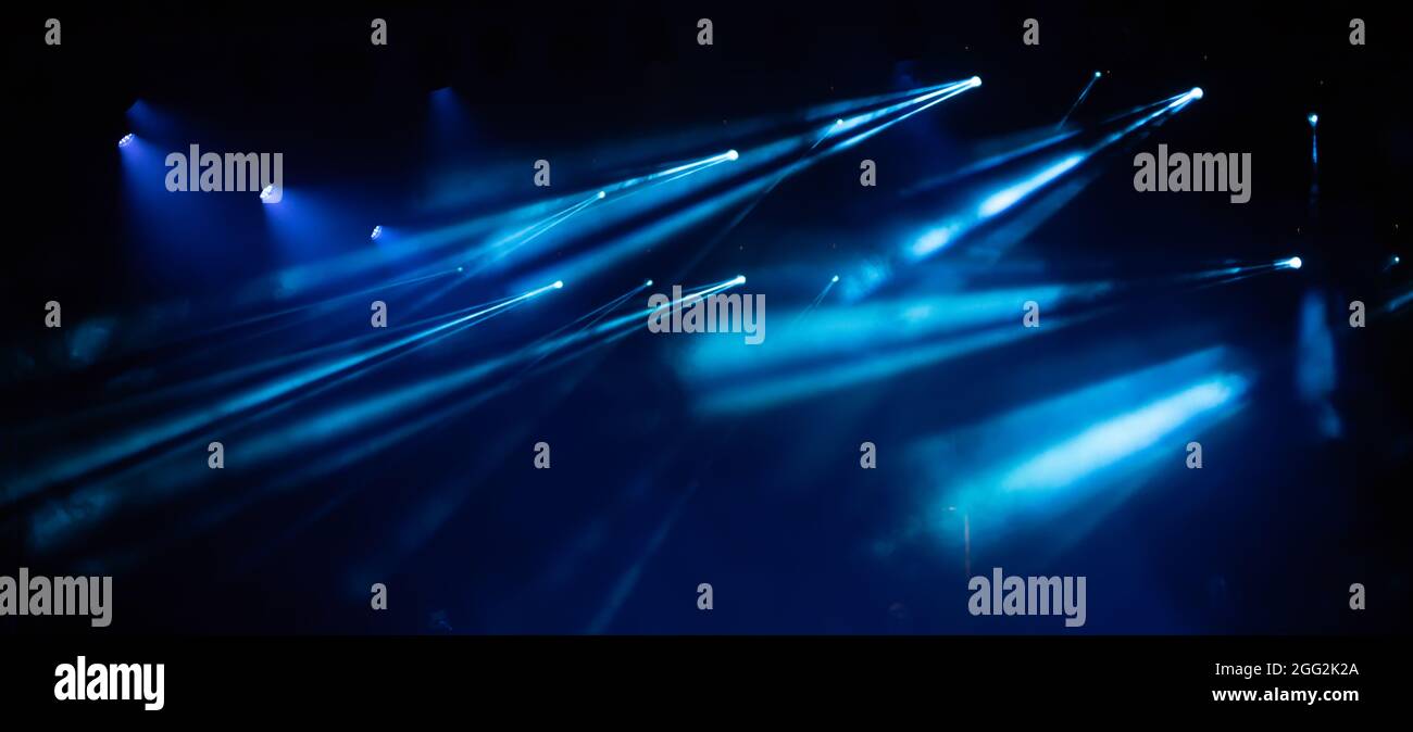 Banner mit bunten Bühnenlichtern und Rauch. Konzert- und Theaterszene Stockfoto
